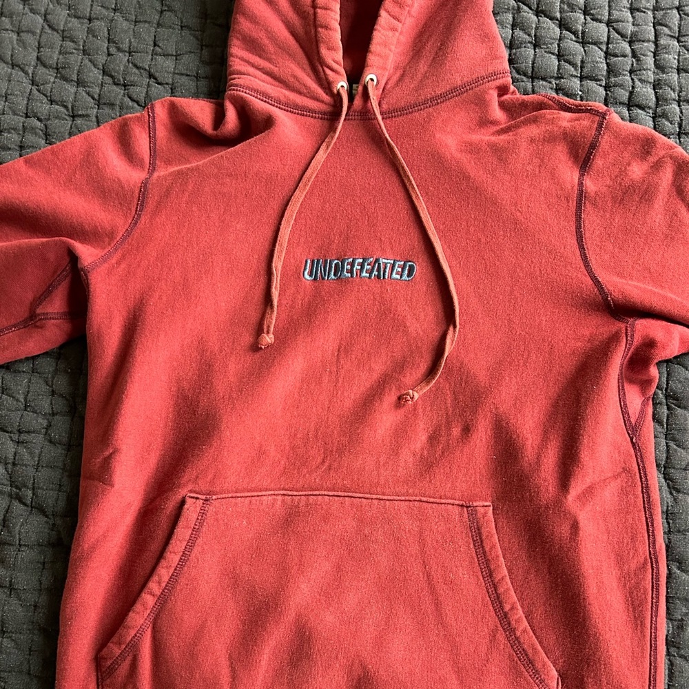 Undefeated hoodie in burgundy, super cozy and heavy fleece - size medium
